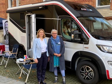 Schleswig-Holsteins Gesundheitsministerin Kerstin von der Decken (li.)
      mit Initiatorin Ute Krackow von der Aidshilfe vor dem Test- und Beratungsbus